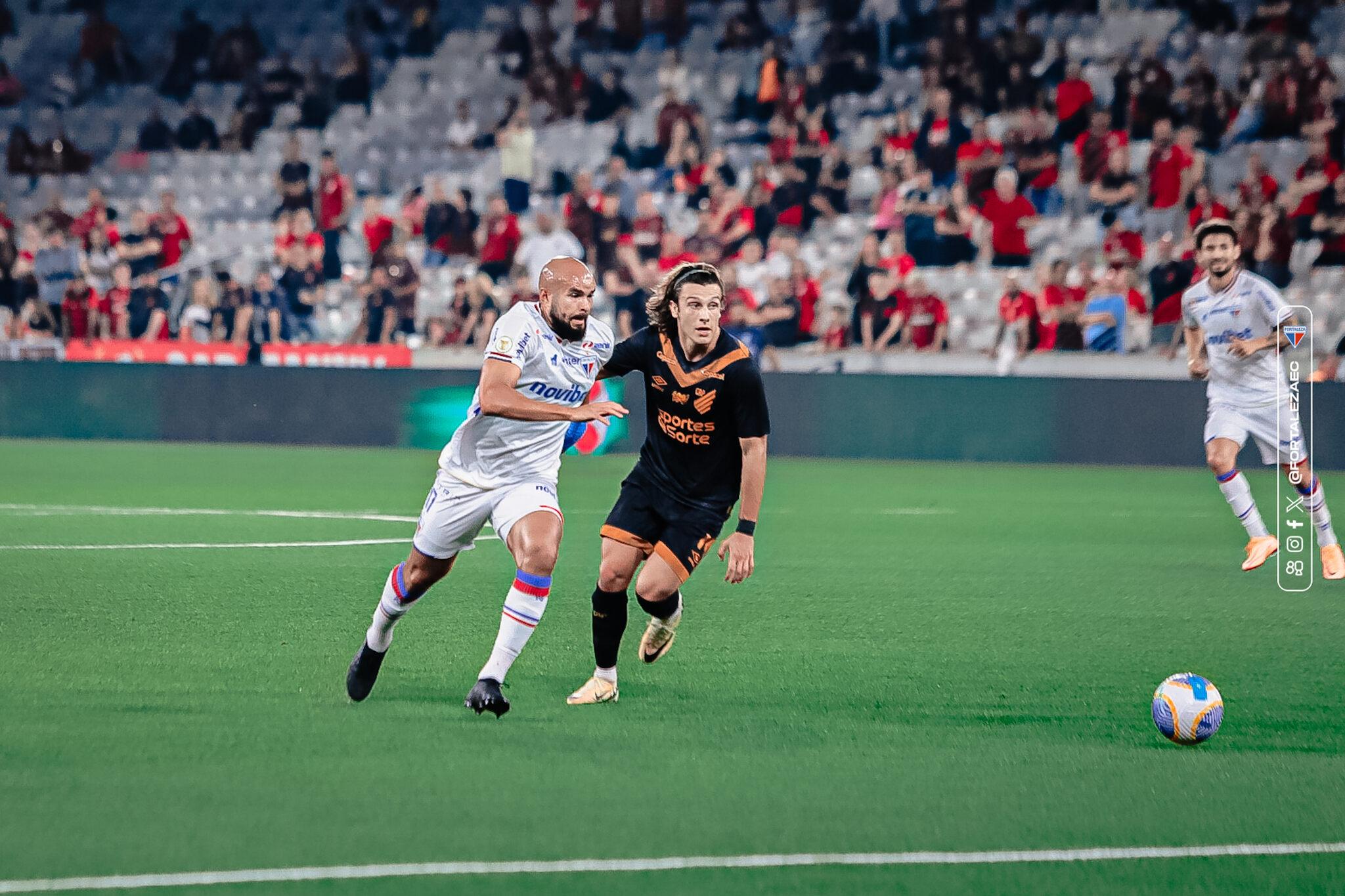 Zé Welison disputa bola com jogador do Athletico-PR em Fortaleza x Athletico-PR