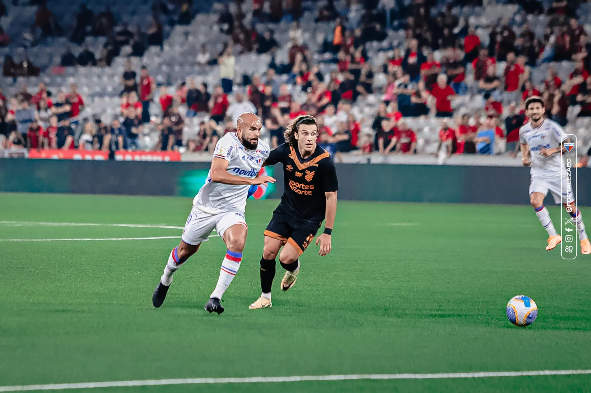 Zé Welison disputa bola com jogador do Athletico-PR em Fortaleza x Athletico-PR