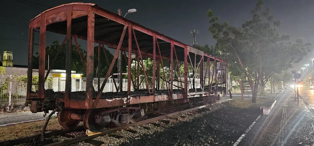 vagão da antiga estação otávio bonfim destruído após incêndio