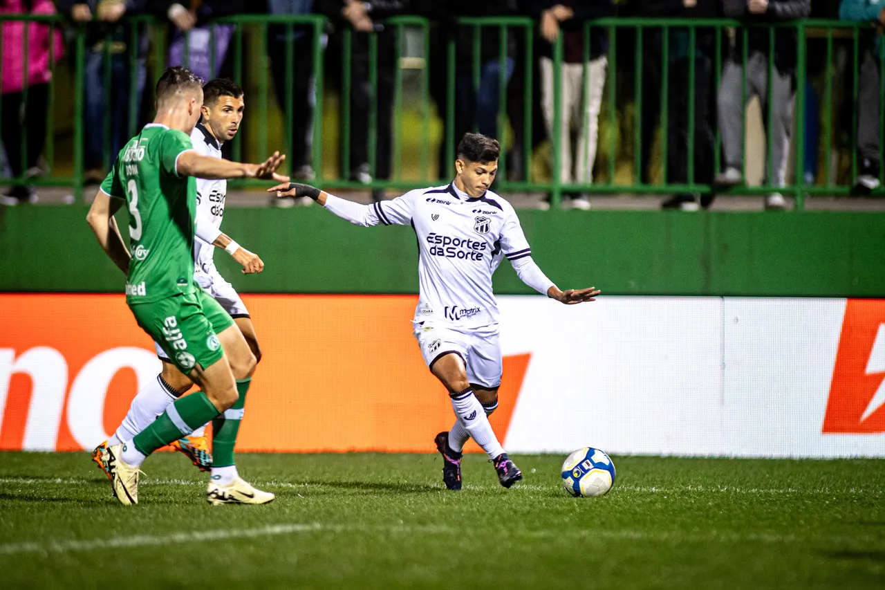 O Ceará tomou a virada, tentou pressionar em busca do empate, mas não conseguiu