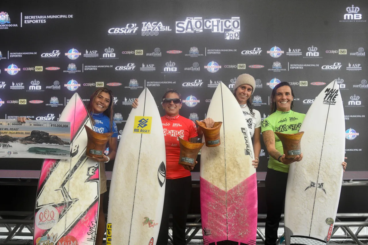 Premiação da categoria feminina com a campeã Larissa dos Santos (CE), a vice-campeã: Silvana Lima (CE), a 3ª colocada Nathalie Martins (PR) e 4ª colocada Taís Almeida (RJ)