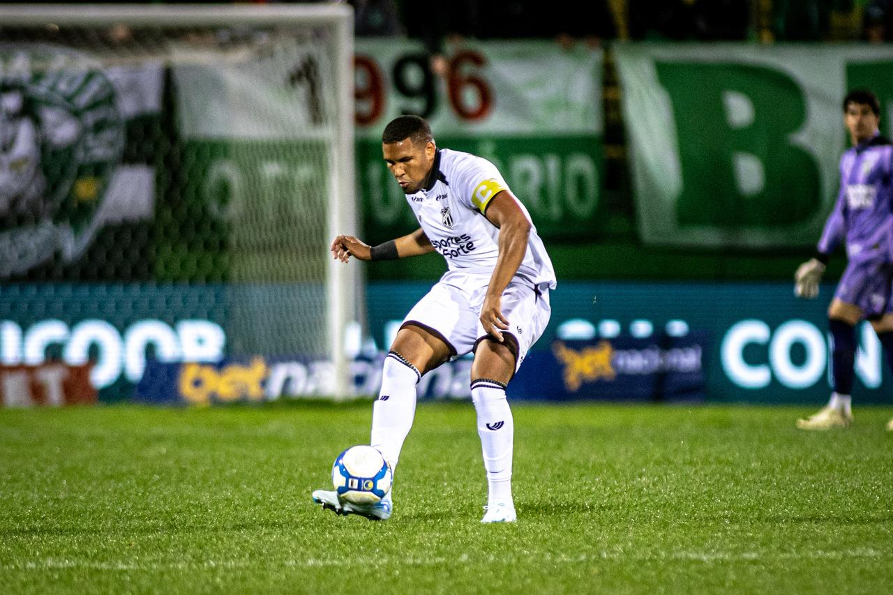 Foto de Matheus Felipe, jogador do Ceará, durante jogo contra a Chapecoense na Série B 2024