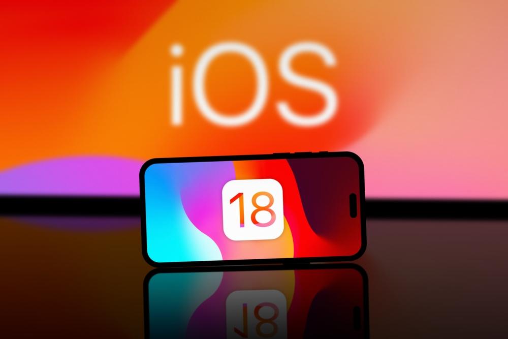 Celular mostra iOS 18