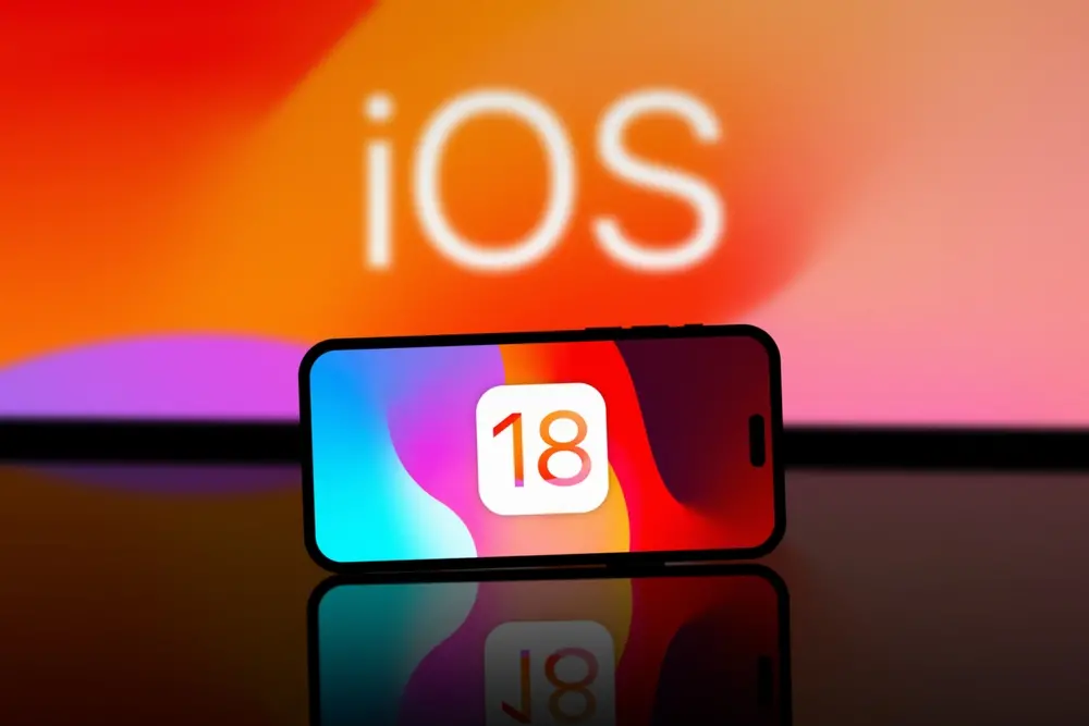 Celular mostra iOS 18