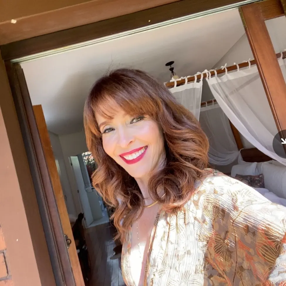 Deborah Evelyn quebra o pé em casa