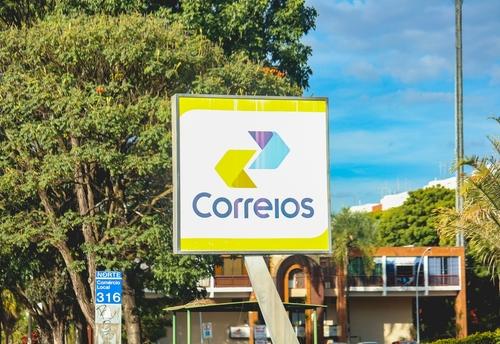 Foto de idosa indicando o Plano de Desligamento Voluntário dos Correios