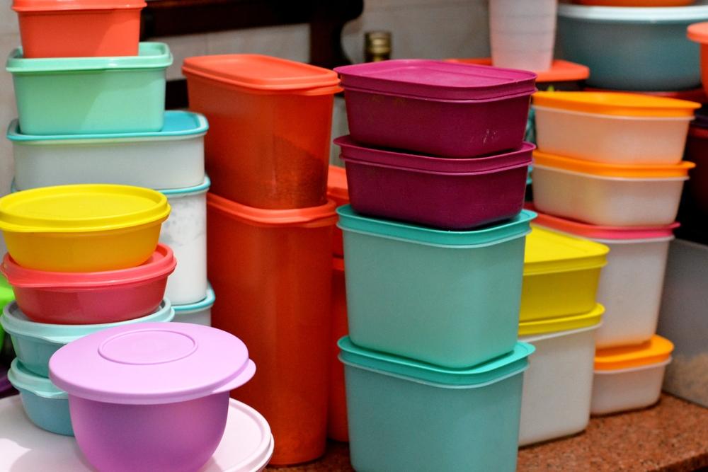 Potes de plástico coloridos da marca Tupperware