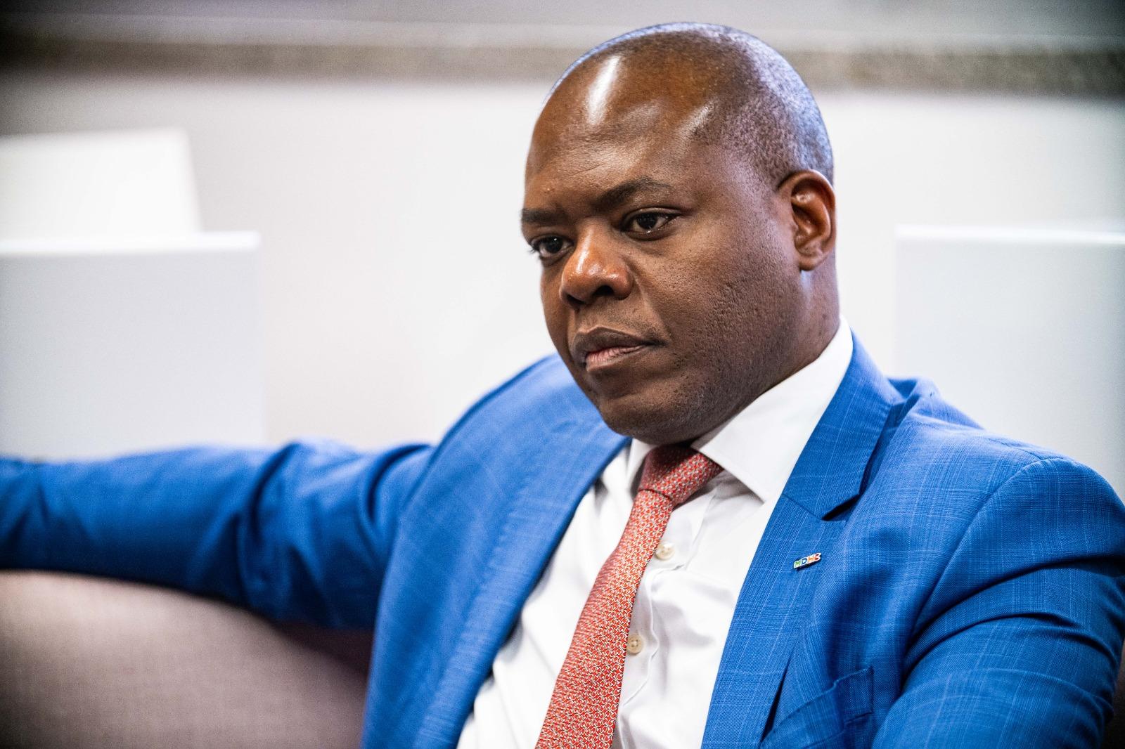 Imagem de ex-ministro Silvio Almeida com terno azul