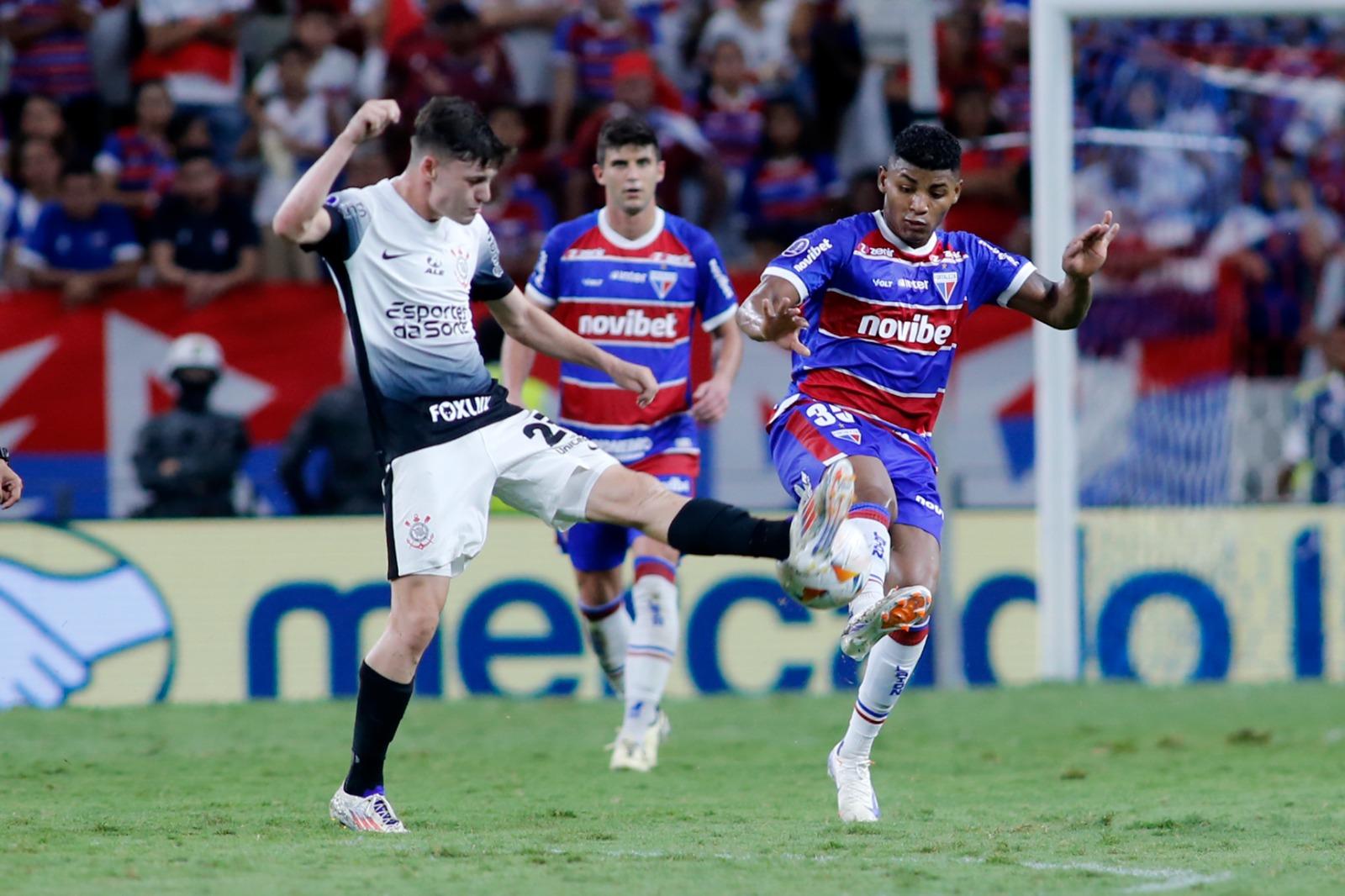 Meio-campista Hércules em disputa de bola com atleta do Corinthians em confronto pelo jogo de ida das quartas de final da Copa Sul-Americana de 2024