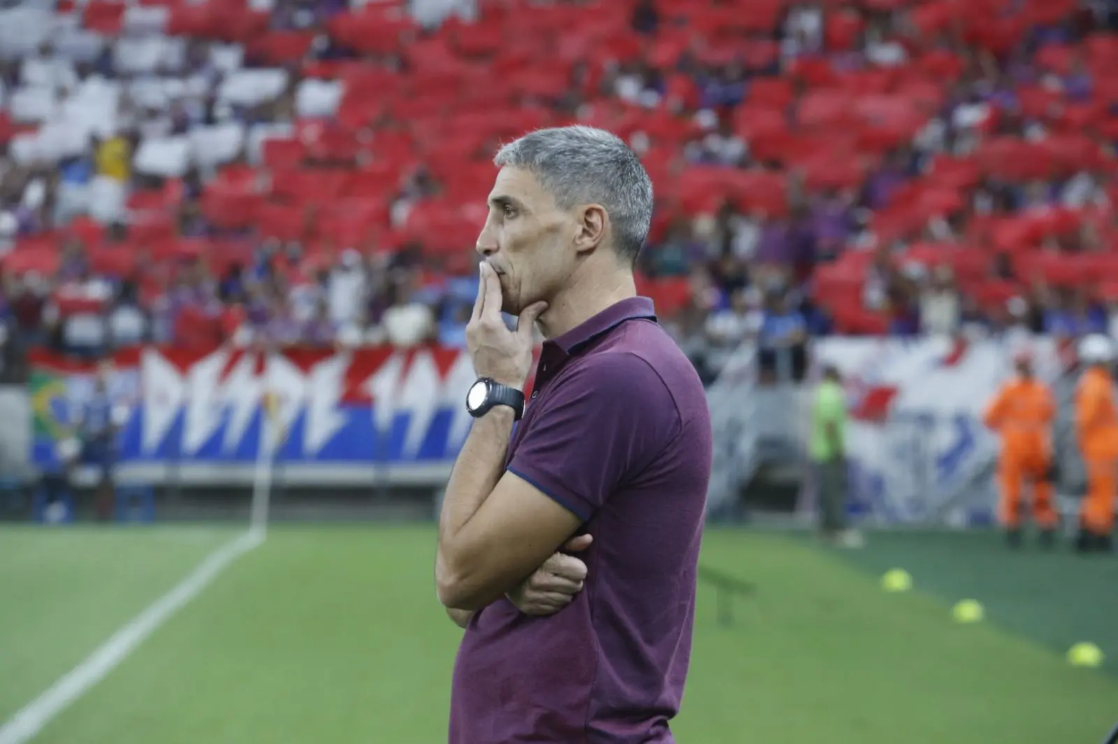 Vojvoda com semblante de preocupação à beira do gramado