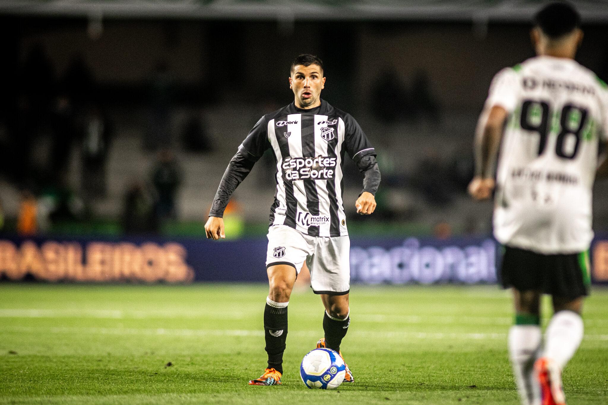 Lucas Mugni com a bola dominada em jogo do Ceará contra o Coritiba