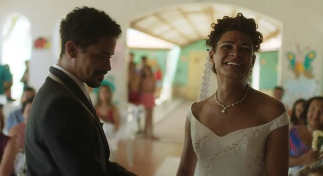Cena em que a protagonista está vestida de noiva e emocionada, no altar, ao lado do noivo