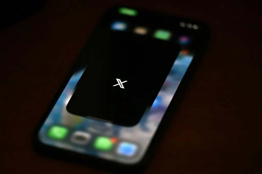 Foto da rede social X em um celular