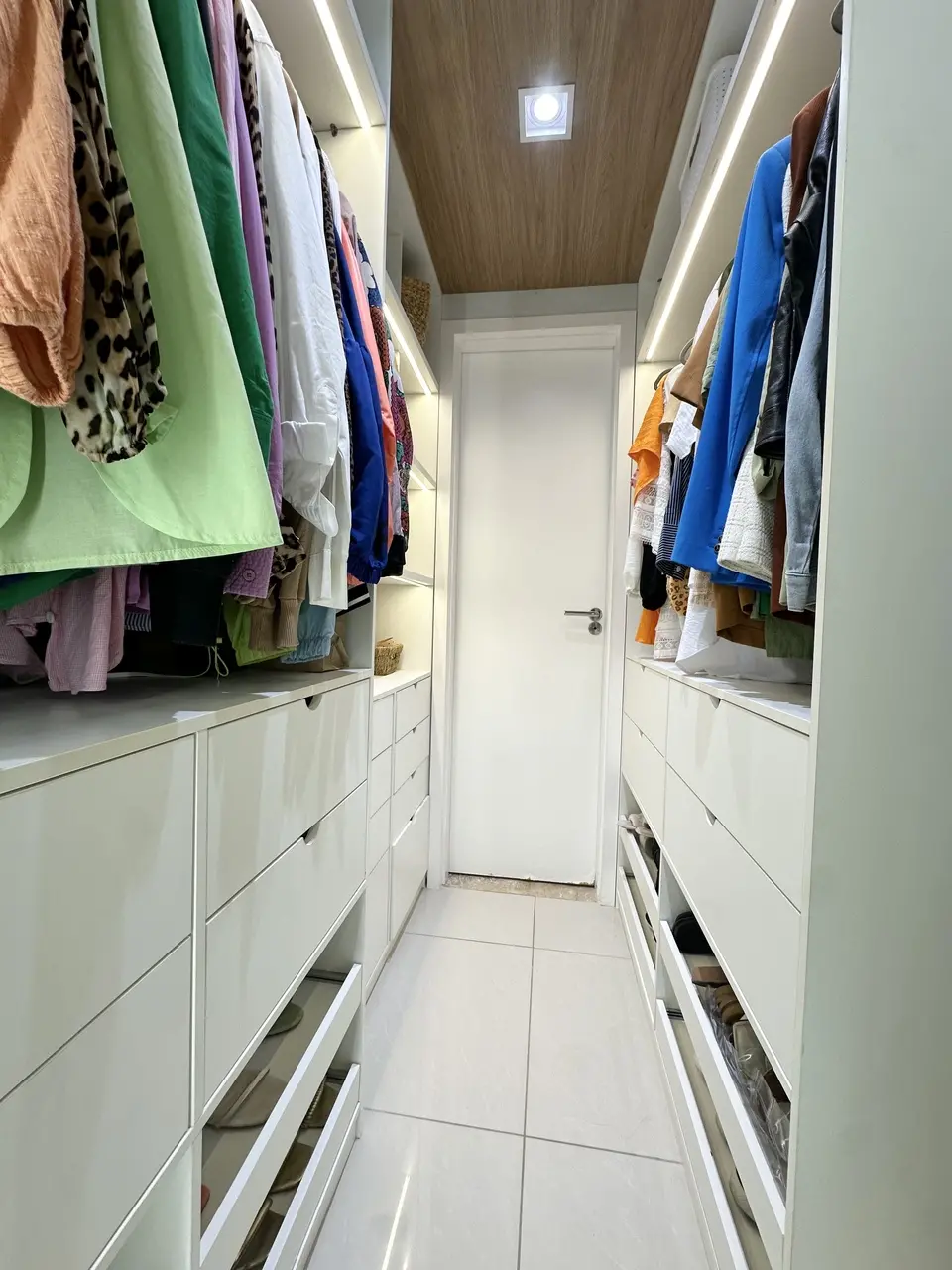 É possível criar um closet dentro do próprio quarto com divisórias em MDF ou gesso
