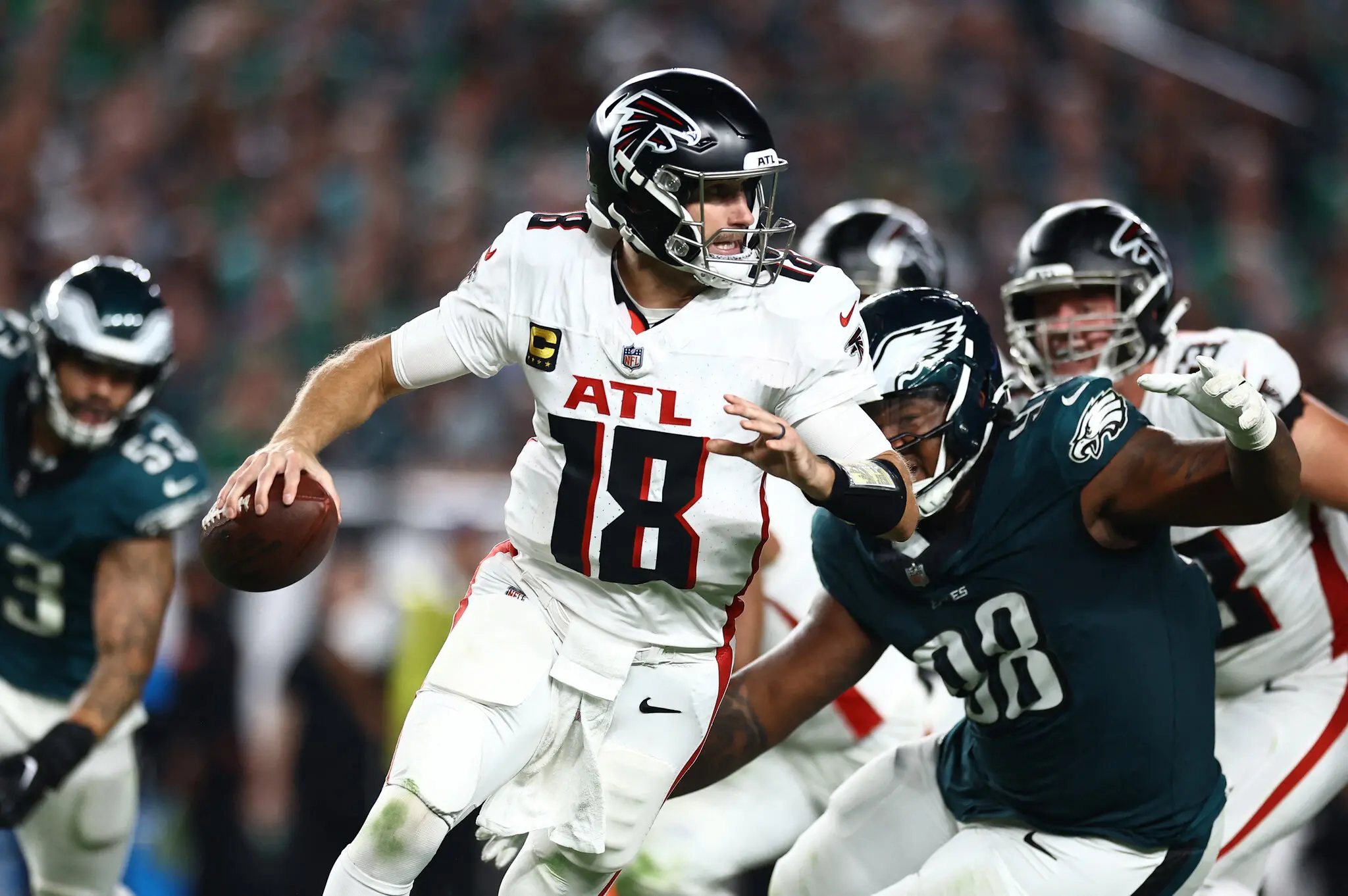 Foto de Kirk Cousins, jogador do Atlanta Falcons, durante jogo contra o Philadelphia Eagles pela NFL 2024/25