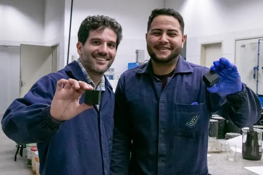 Segundo o Prof. Lucas Babadopulos (à esq), o cimento produzido a partir desse material tende a ser economicamente competitivo no futuro