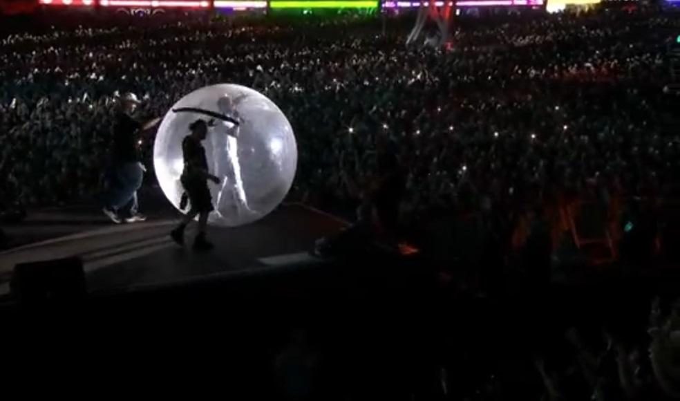 Bolha furou durante descida do cantor do palco