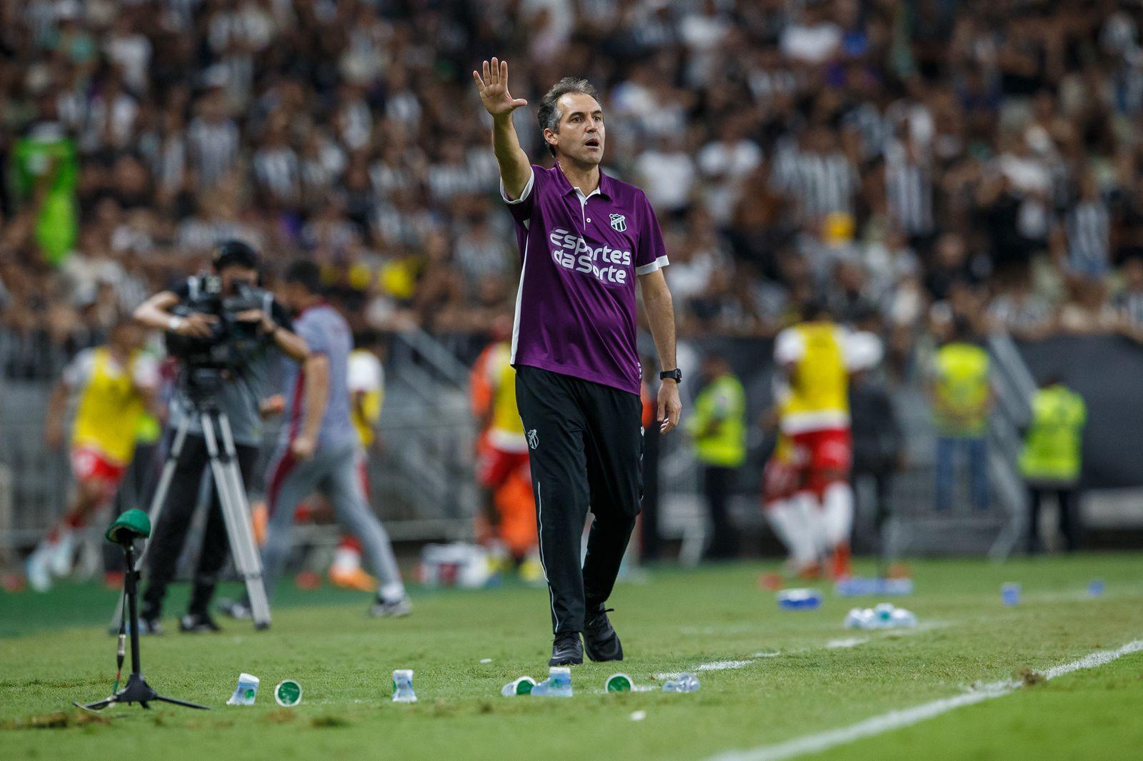 Foto de Léo Condé, técnico do Ceará, durante jogo contra o Vila Nova na Série B 2024