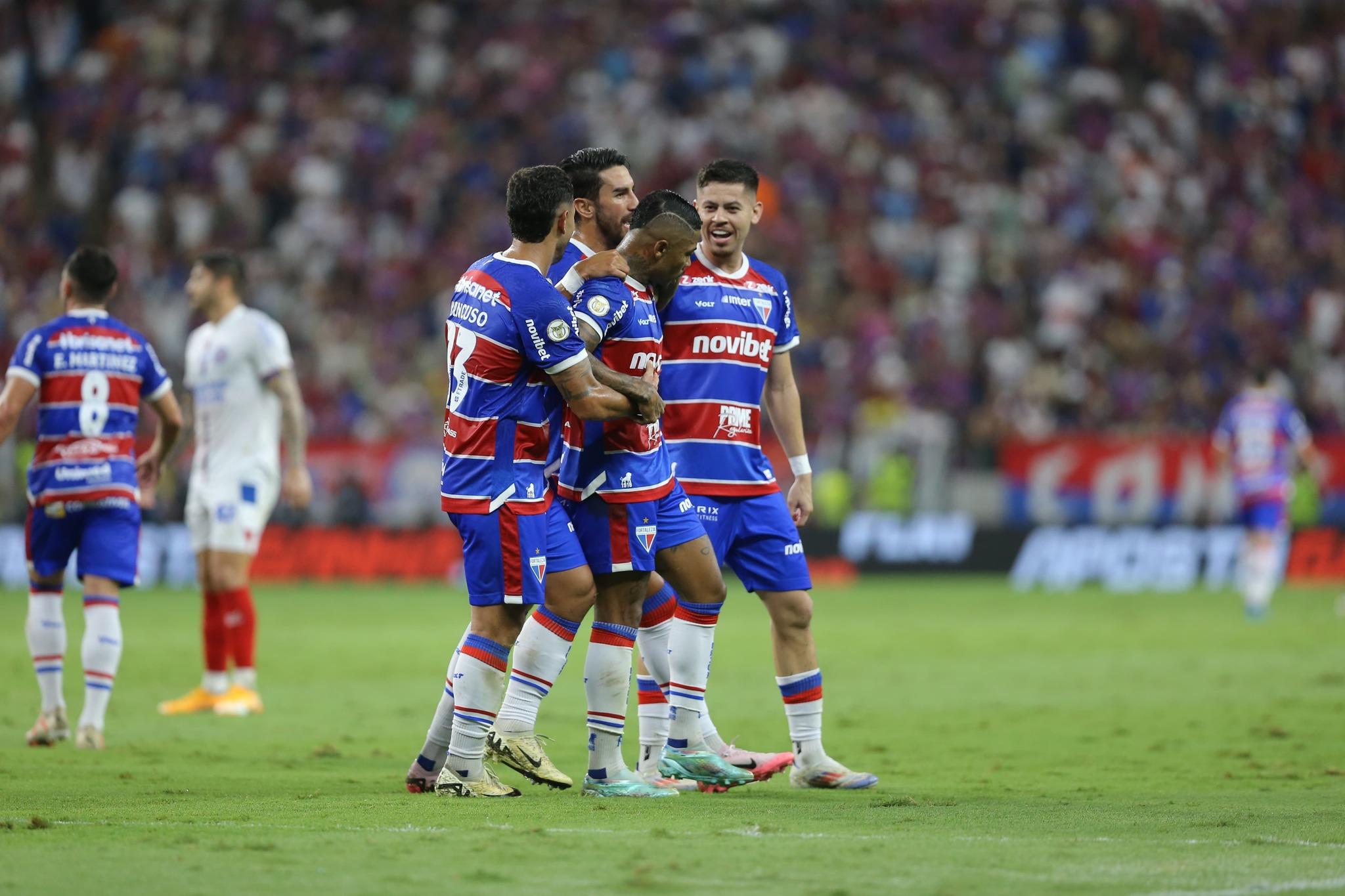 Foto de jogadores do Fortaleza durante jogo contra o Bahia na Série A 2024