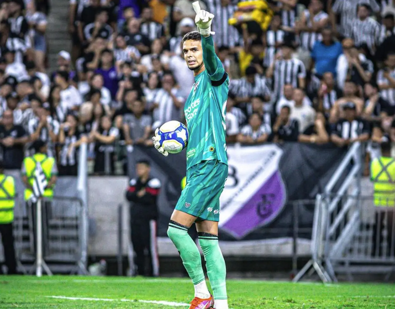 Bruno Ferreira no gol do Ceará, pela Série B