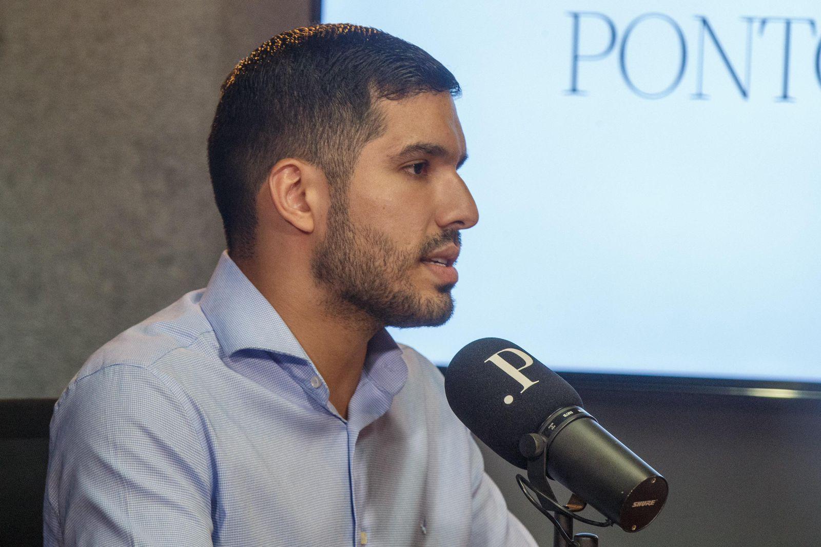 André Fernandes é um homem branco de cabelo cortado bem curto. Na foto, ele está de camisa azul de botão