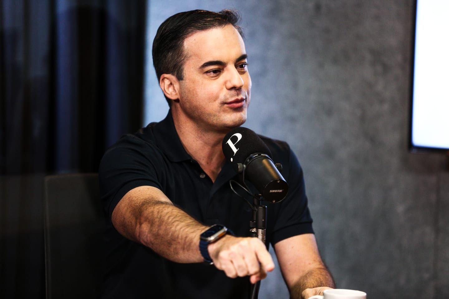 Capitão Wagner é um homem branco, de cabelo preto, curto. Na foto, ele está de camisa polo preta