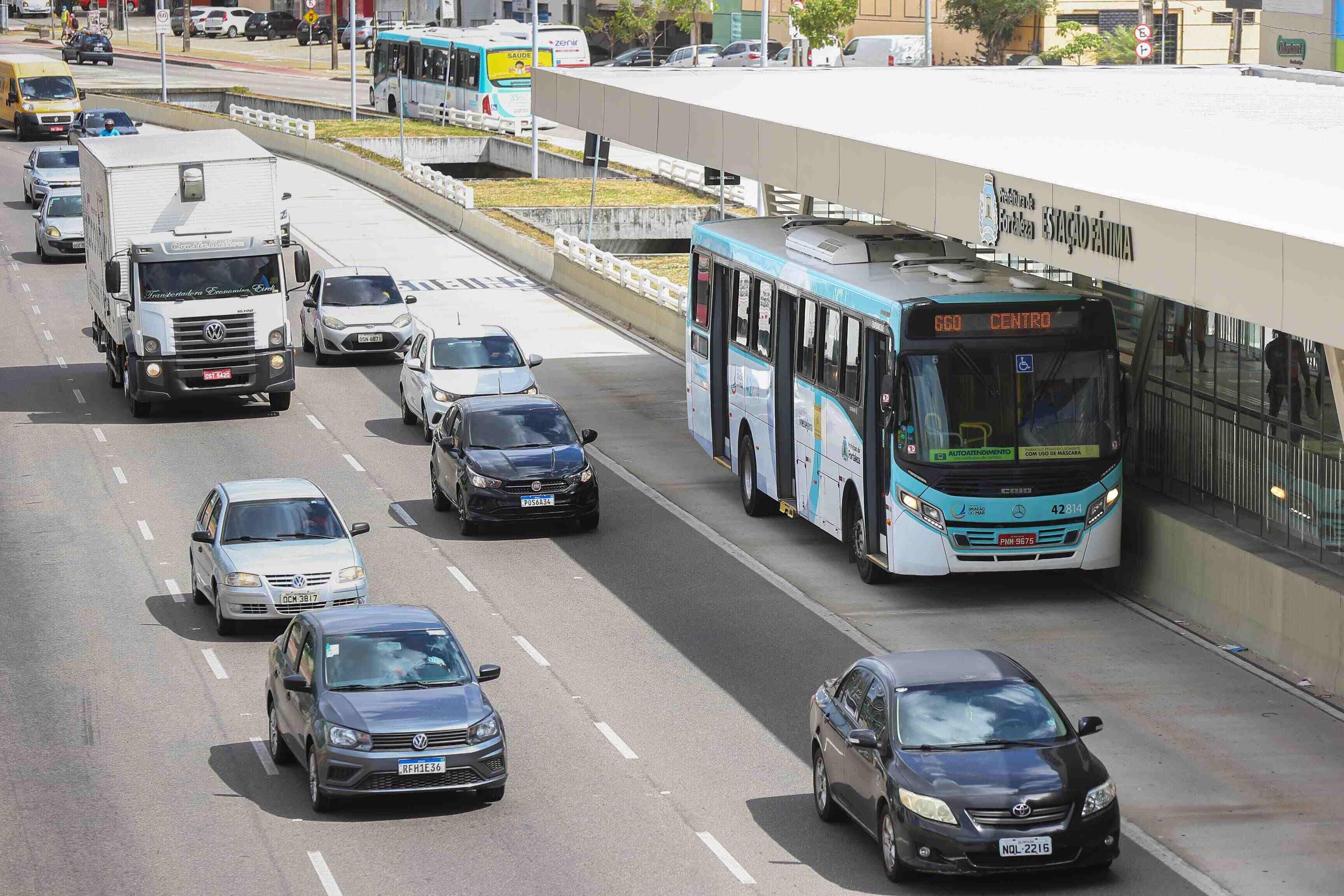 Ônibus no corredor exclusivo, em Fortaleza