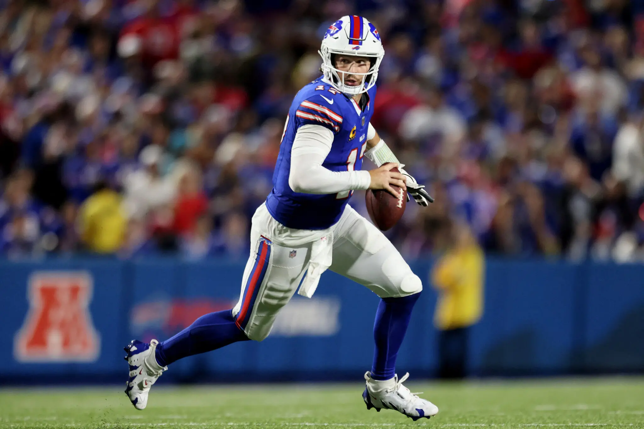 Foto de Josh Allen, jogador do Buffalo Bills, durante jogo contra o Jacksonville Jaguars na NFL
