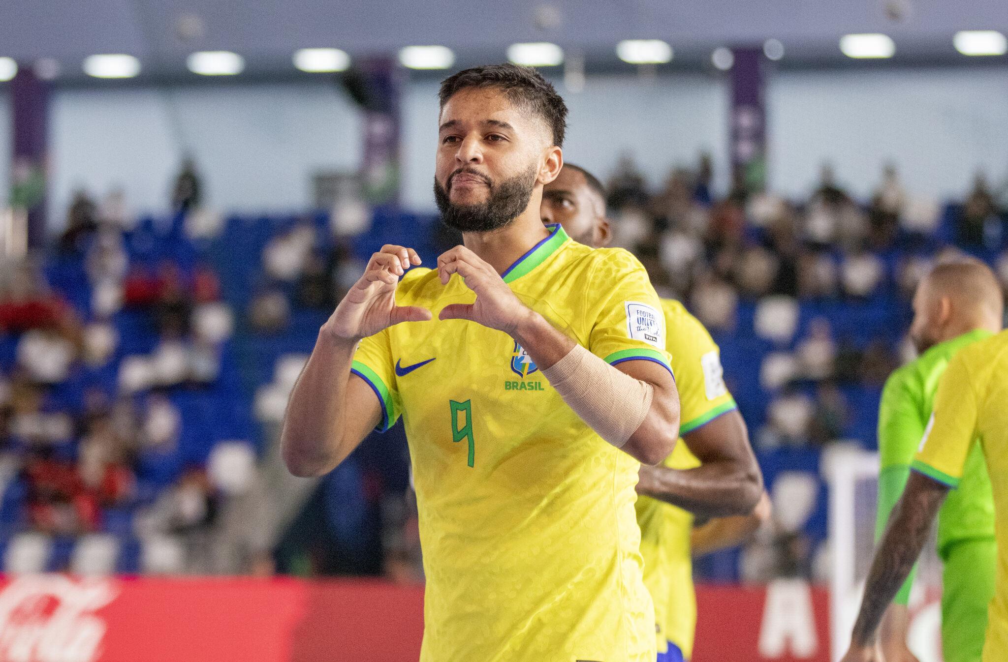 Foto de jogador da Seleção Brasileira de futsal durante jogo contra a Costa Rica na Copa do Mundo