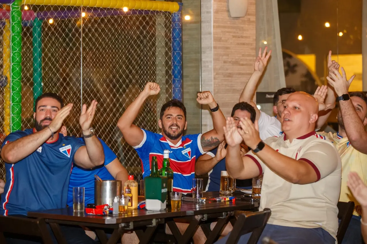 Torcedores do Fortaleza lotam bares e restaurantes para ver decisão da Sul-Americana