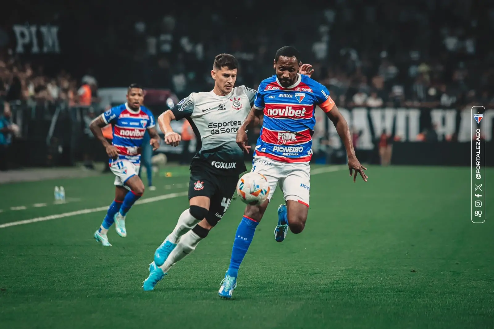 Atletas de Fortaleza x Corinthians disputam bola