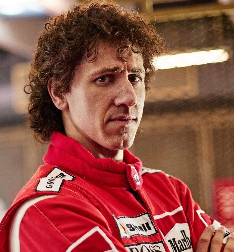 Matt Mela caracterizado como Alain Prost