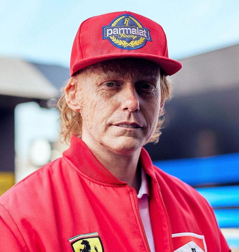 Johannes Heinrichs caracterizado como Niki Lauda