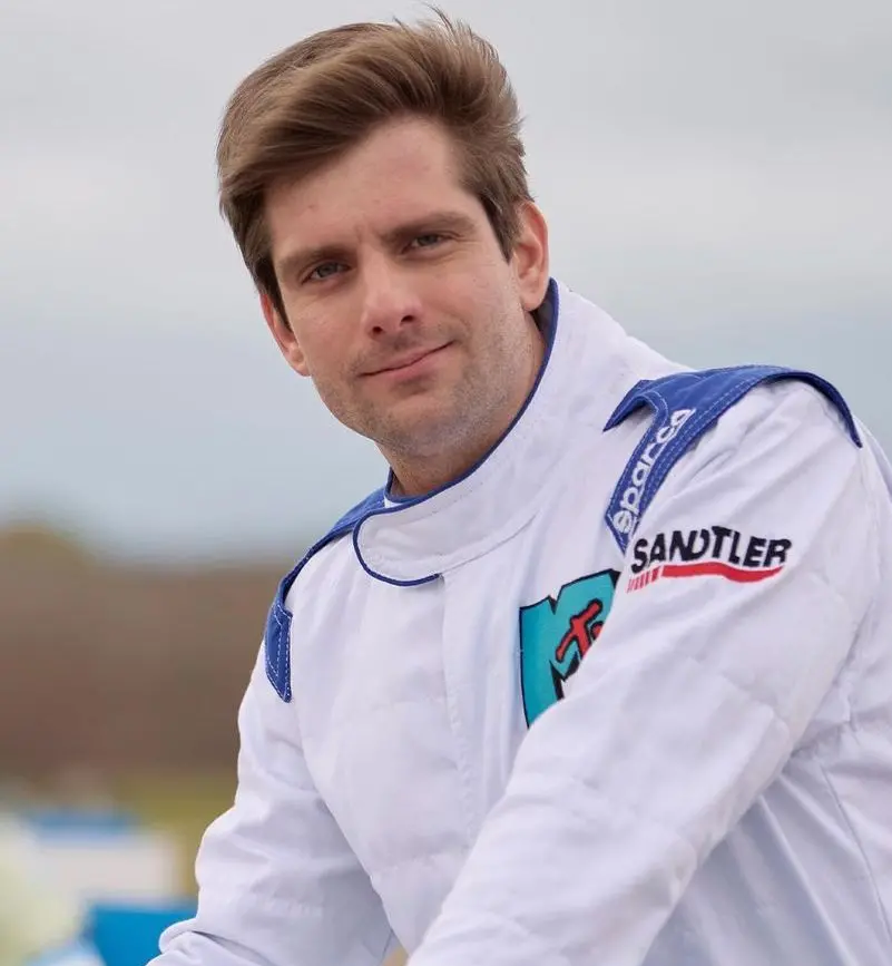 Lucca Messer caracterizado como Roland Ratzenberger