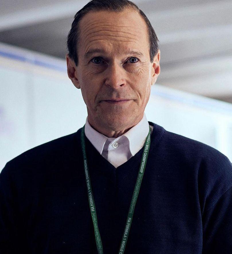 Steven Mackintosh caracterizado como Frank Williams