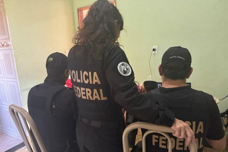 Policiais federais inspecionam computadores