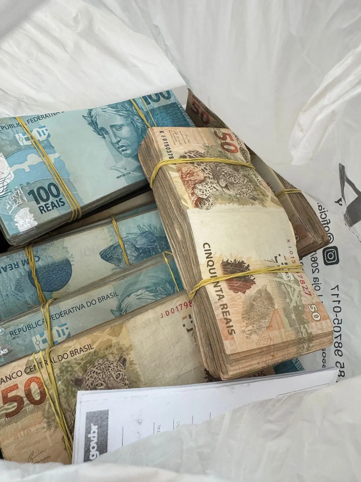 Cédulas de 100 reais e 50 reais guardadas em uma sacola