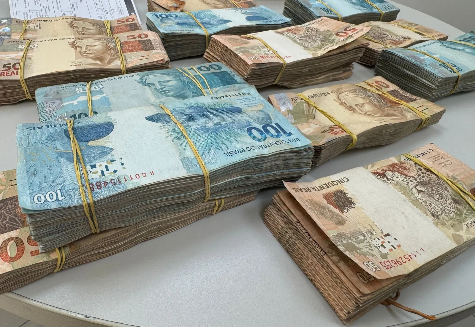 A Polícia Federal apreendeu cerca de R$ 150 mil com os suspeitos