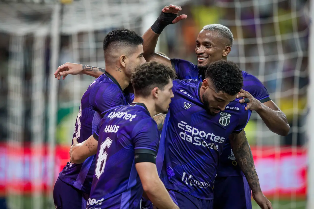 Jogadores do Ceará comemoram gol durante jogo da Série B 2024