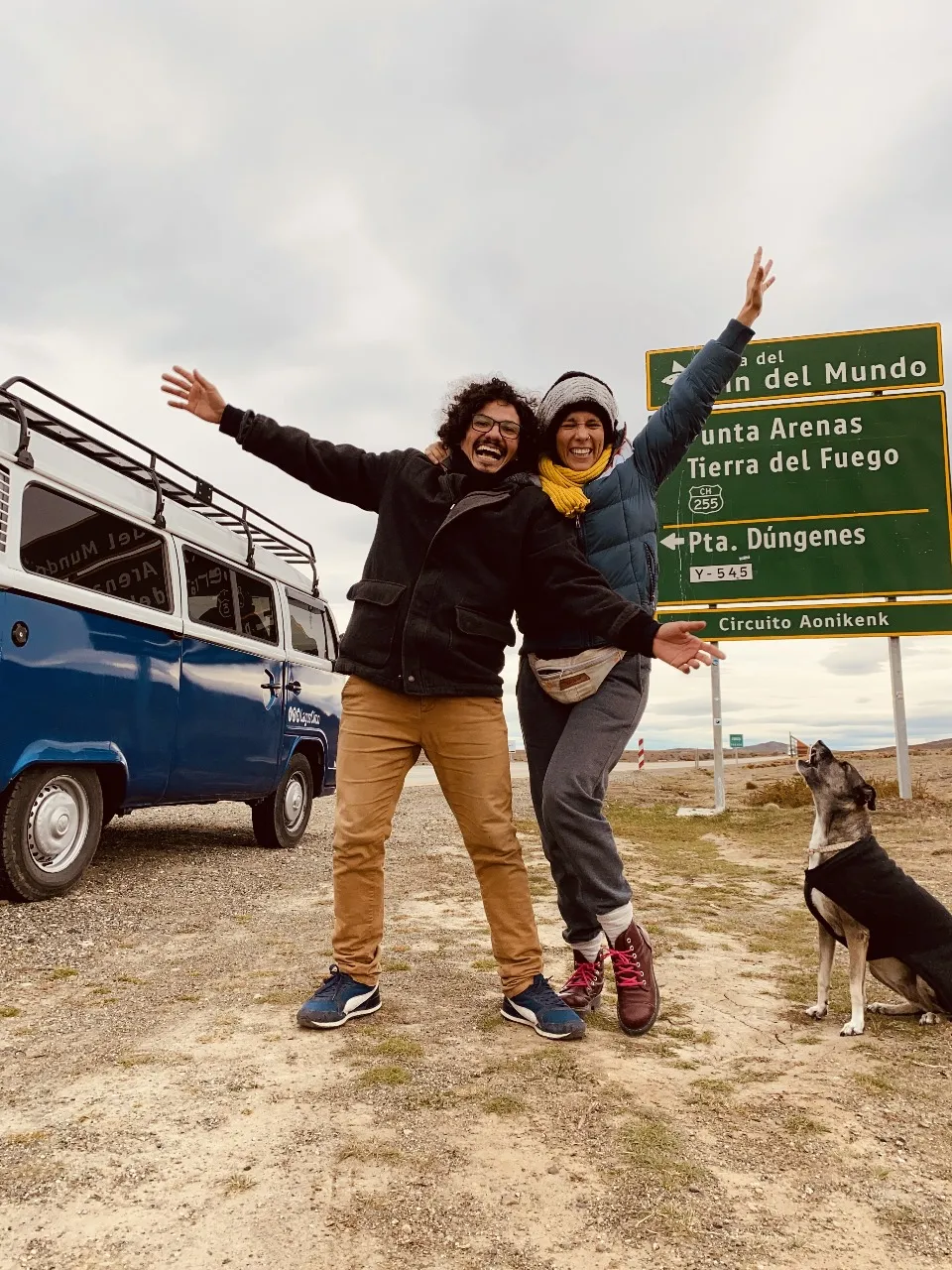 Artistas circenses viajam de Fortaleza a Patagônia em Kombi Motorhome ao lado de cachorra vira-lata
