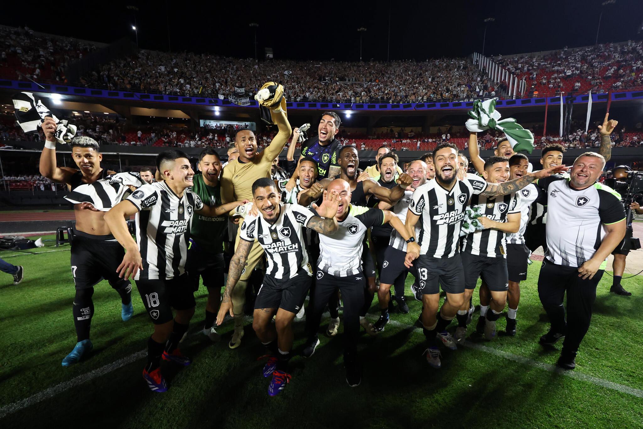 Foto de jogadores do Botafogo comemorando classificação sobre o São Paulo na Libertadores 2024