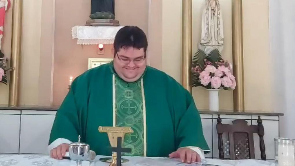 Padre rindo com versão calypso de música Hosana nas Alturas