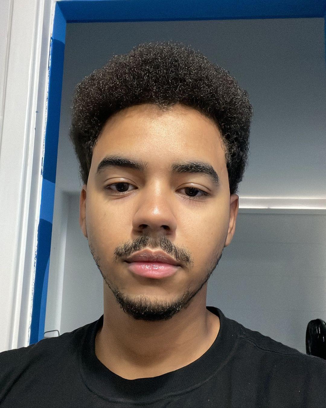 Pedro Ottoni. Ator Pedro Ottoni doa R$ 1 mil para ajudar motorista de app comprar material escolar da filha