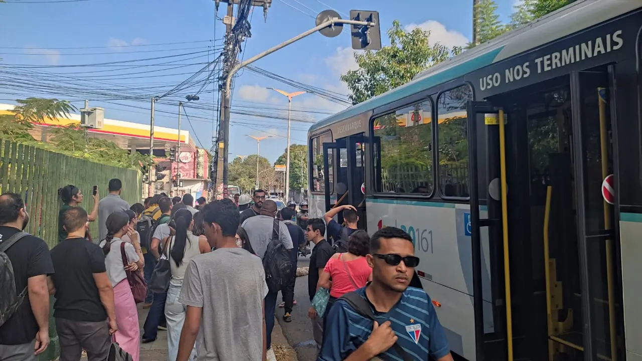 Acidente entre ônibus e moto causa morte de homem na Av. Treze de Maio, em Fortaleza
