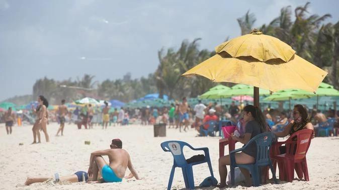 Turistas e moradores de Fortaleza na Praia do Futuro