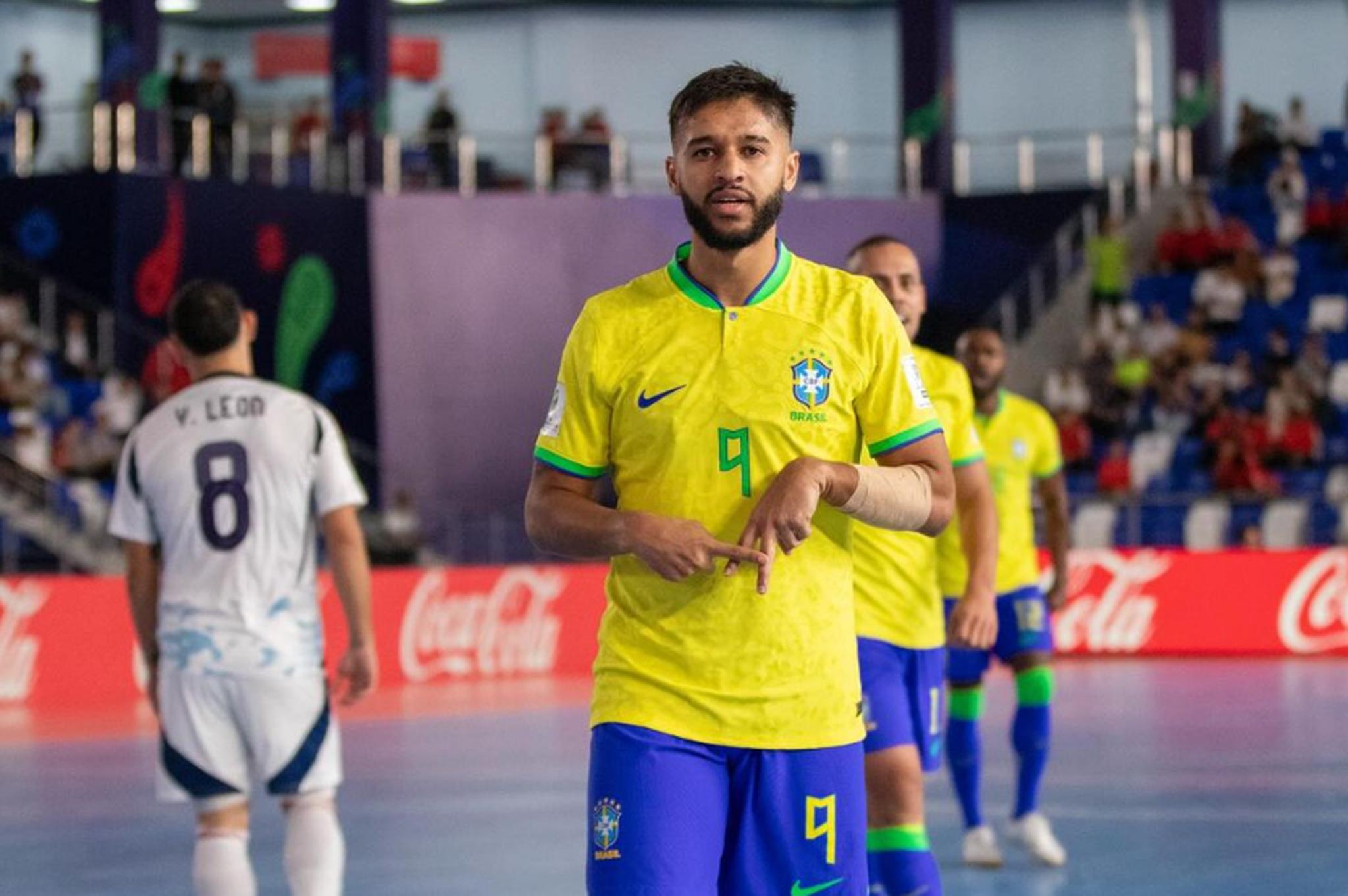 Imagem do ala da seleção brasileira Lino