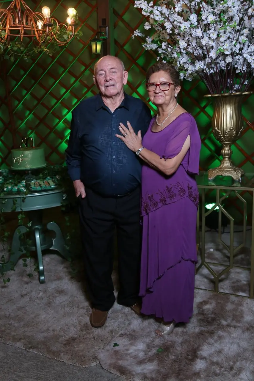 Raimundo e Aldemir, casal de idosos que vai se casar no Ceará. Na foto, estão lado a lado, com roupas de festa.