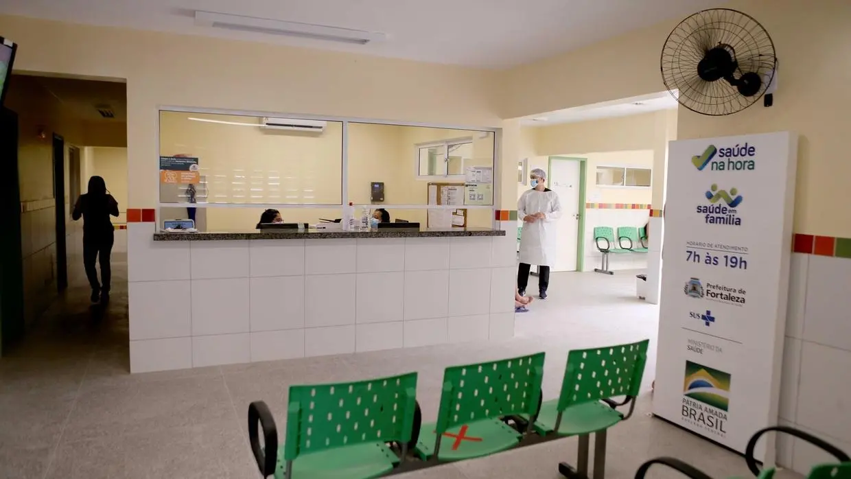 Parte interna de posto de saúde em Fortaleza