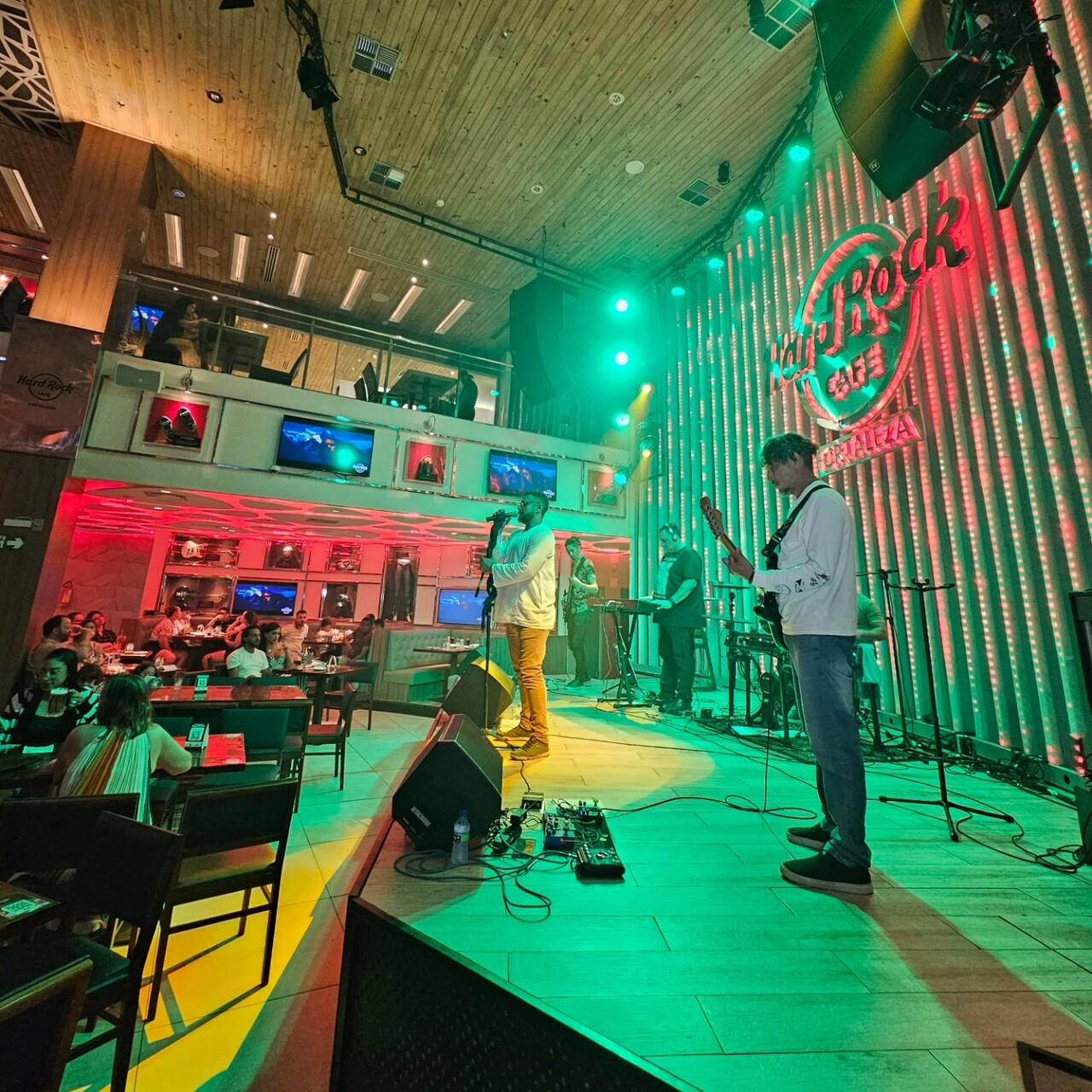 Foto do interior do Hard Rock Cafe Fortaleza