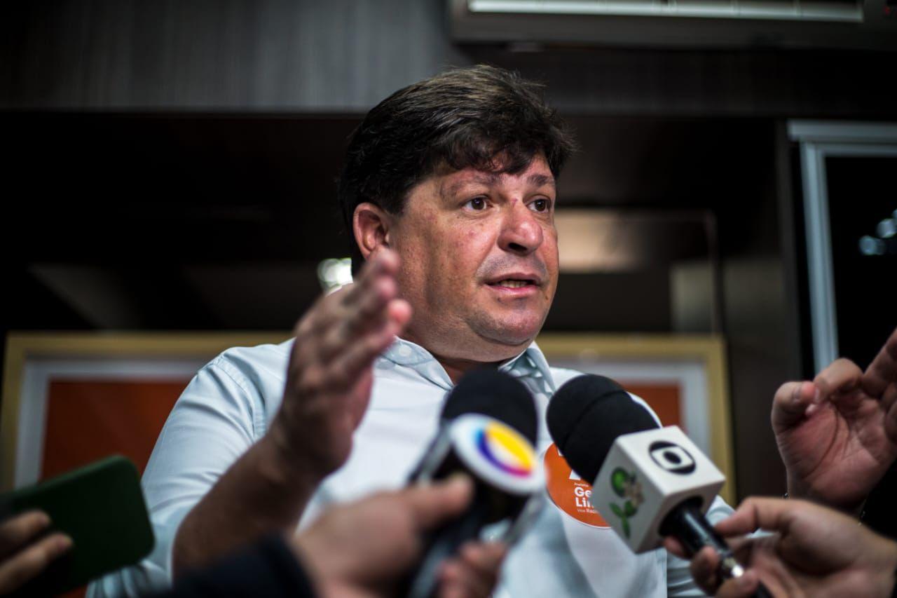 George Lima é um homem branco de cabelo preto liso e usa camisa azul de botão